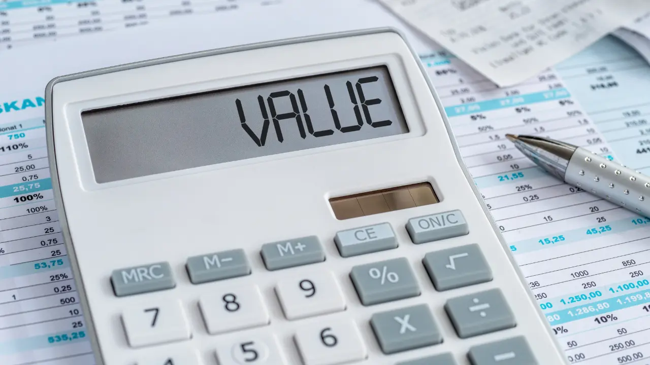 Calcul de la plus-value lors de la cession d’un fonds de commerce à l’aide d’une calculatrice et de documents financiers en 2026.