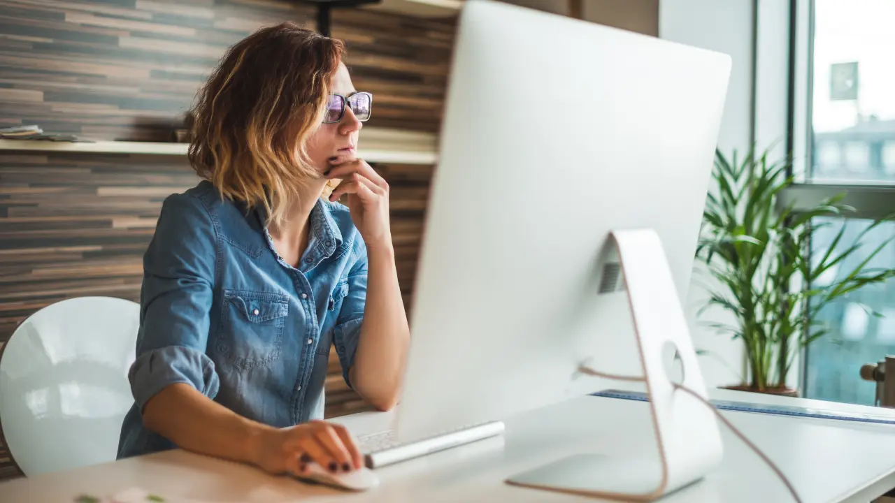 Entrepreneure utilisant un simulateur de valorisation d’entreprise en ligne pour estimer la valeur d’une société en 2026.